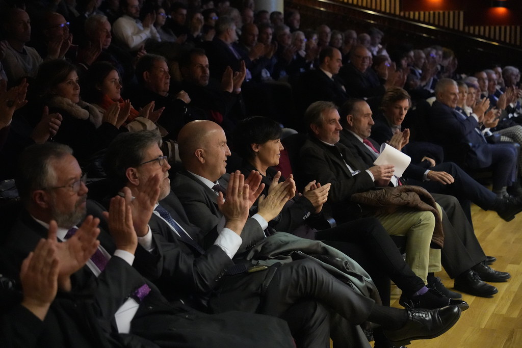 _a746323_53398083677_l